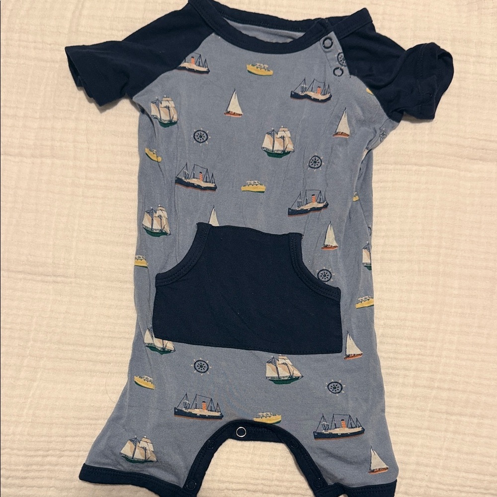 Kyte BABY Sailboat Print Bodysuit - Blue and Cream